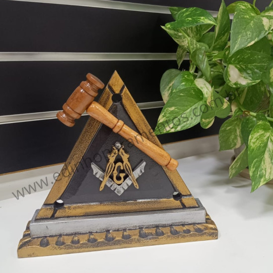 Mimo Triângulo com Malhete MDF