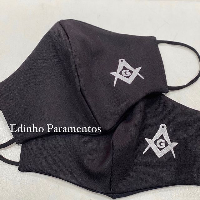 Duplo Cubo (SRI HRT HAB) com placa e inscrições (JE HO Va) Duplo Cubo (SRI HRT HAB) com placa e inscrições (JE HO Va)